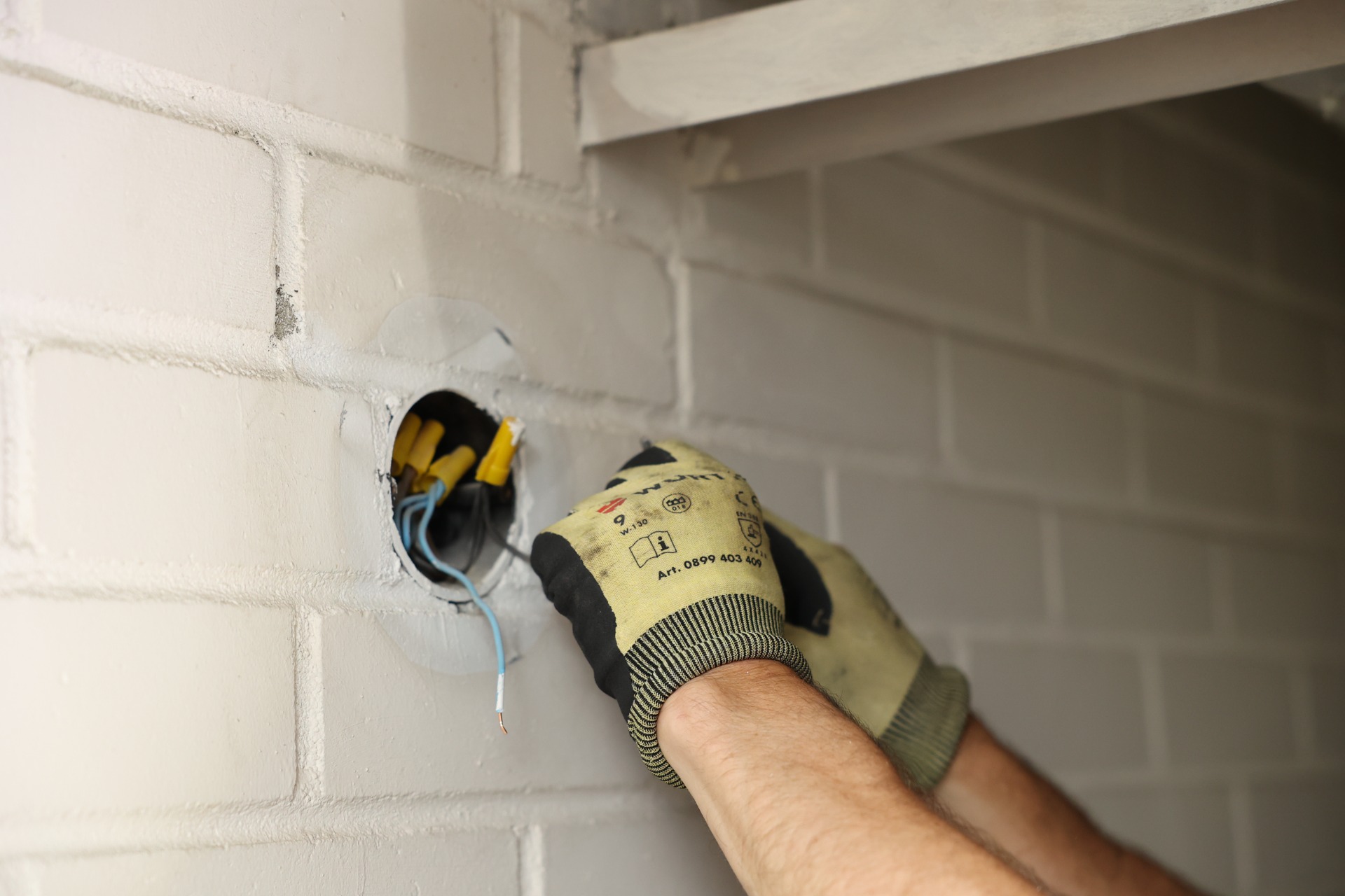 Valaisimien asennus ja uusiminen